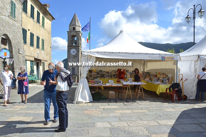 MONTEREGGIO - Le bancarelle dei librai in Piazza Angelo Rizzoli