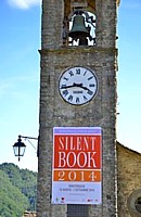 MONTEREGGIO (Festa del Libro 2014) - Sul campanile della vecchia Chiesa di Sant'Apollinare il logo del "Silent Book 2014"