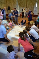 MONTEREGGIO (Festa del Libro 2013) - Fausto Gilberti ha tenuto un laboratorio di disegno dal vivo nella chiesa di Sant'Apollinare coinvolgendo molti bambini presenti