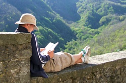MONTEREGGIO - Un giovane intento alla lettura nella quiete e nell'amenità del paesaggio che circonda il paese dei librai, frazione del Comune di Mulazzo