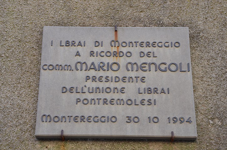 MONTEREGGIO - Lapide dei librai di Montereggio a ricordo del comm. Mario Mengoli, presidente dell'Unione Librai Pontremolesi