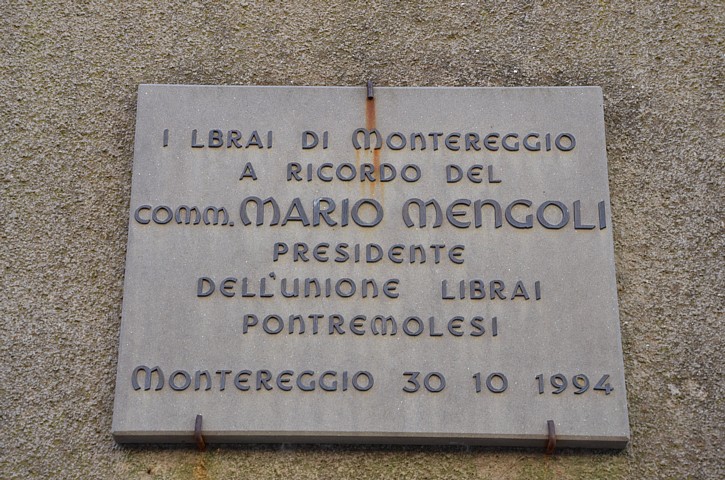 MONTEREGGIO - Lapide dei librai di Montereggio a ricordo del comm. Mario Mengoli, presidente dell'Unione Librai Pontremolesi