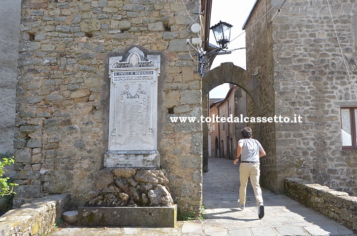 MONTEREGGIO - Lapide ai caduti della Prima Guerra Mondiale e arco in arenaria