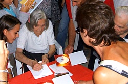 MONTEREGGIO (Festa del Libro 2008) - Margherita Hack firma autografi in Piazza Angelo Rizzoli