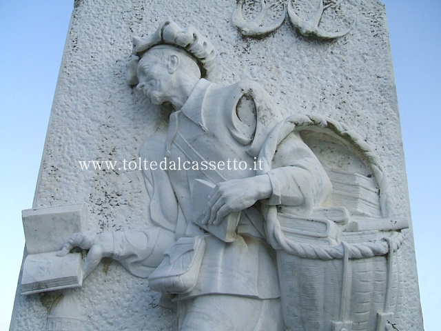 MONTEREGGIO (Piazza Angelo Rizzoli) - Monumento in marmo in memoria degli antichi librai locali che diffondevano cultura in ogni angolo del mondo