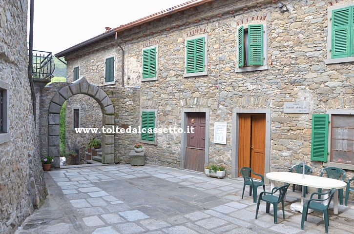 MONTEREGGIO - Porta del borgo che da accesso a Piazza Gianni Arnoldi