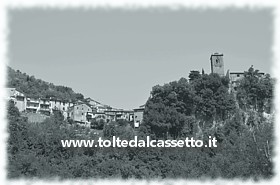 LUNIGIANA - Panorama di Monzone Alto che rappresenta in nucleo storico del borgo lunigianese dove operava la segheria Walton