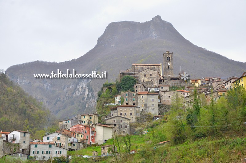 MONZONE (Frazione di Fivizzano) - Panorama del borgo alto o vecchio, come si vede dalla strada per Vinca