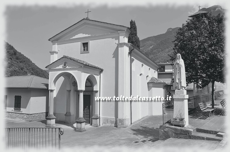 MONZONE BASSO di FIVIZZANO - Vista della chiesa a lato della quale è posizionata la statua della Madonna "Regina della Pace"