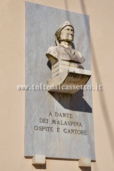 MULAZZO (Piazza Dante) - Busto marmoreo a Dante Alighieri, ospite e cantore della famiglia Malaspina