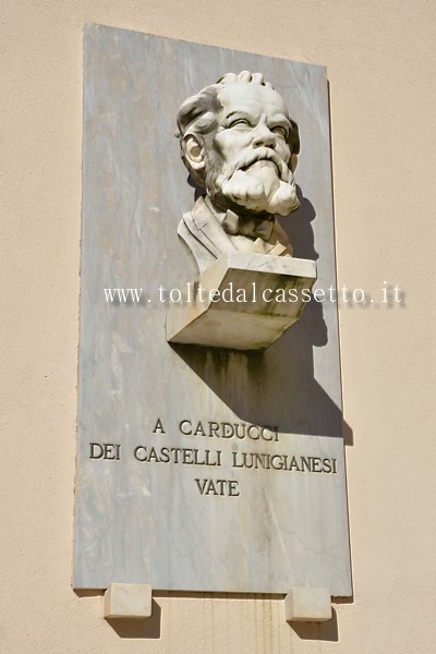 MULAZZO (Piazza Dante) - Busto marmoreo a Giosu Carducci, vate dei castelli lunigianesi