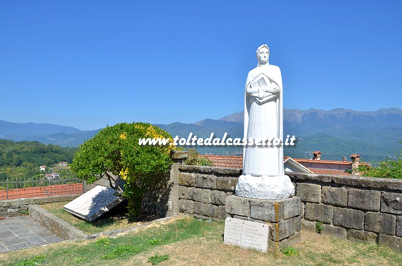 MULAZZO (Piazza Malaspina) - Il monumento in marmo bianco a Dante Alighieri domina la valle sottostante. La scultura, opera di Arturo Dazzi,  stata collocata nel 1966