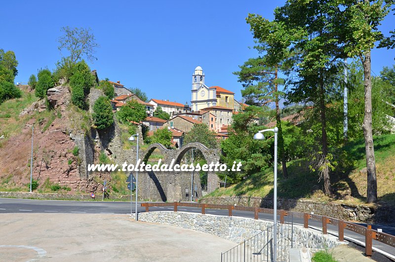 MULAZZO - Panorama dalla strada per Montereggio. Visibili la chiesa di San Nicolò e gli archi dell'acquedotto che attraversa Via Pirro Orlandini