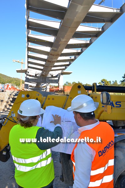 PONTE di STADANO (29 ottobre 2016) - Utilizzando una copia cartacea del progetto si fissano gli step successivi dei lavori