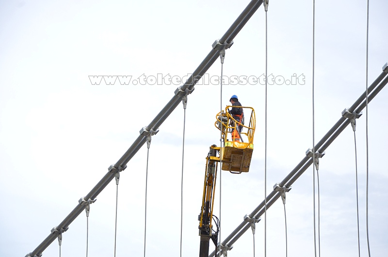 PONTE di STADANO (6 ottobre 2016) - Controlli sulle funi che sorreggono l'impalcato