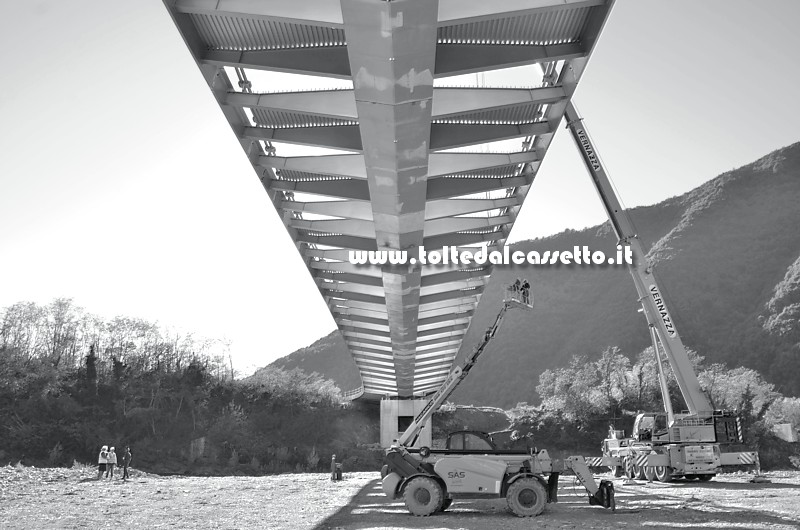 PONTE di STADANO (29 ottobre 2016) - Lo scheletro in acciaio sovrasta interamente il letto del fiume Magra