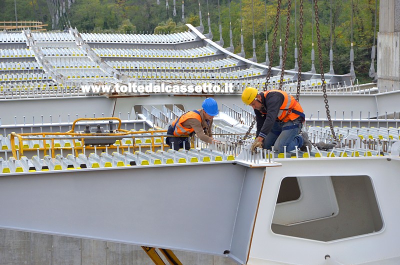 PONTE di STADANO - Maestranze al lavoro per agganciare un modulo in acciaio