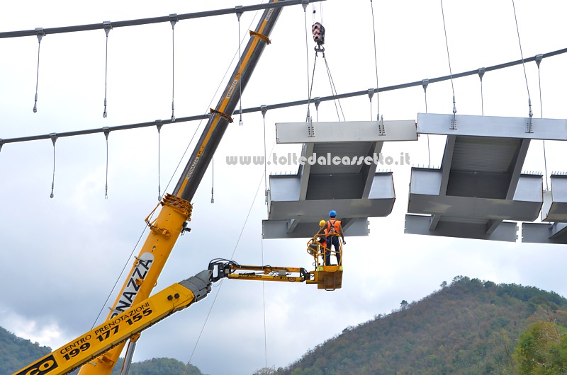 PONTE di STADANO (17 ottobre 2016) - Operazioni per assemblare i moduli del piano stradale