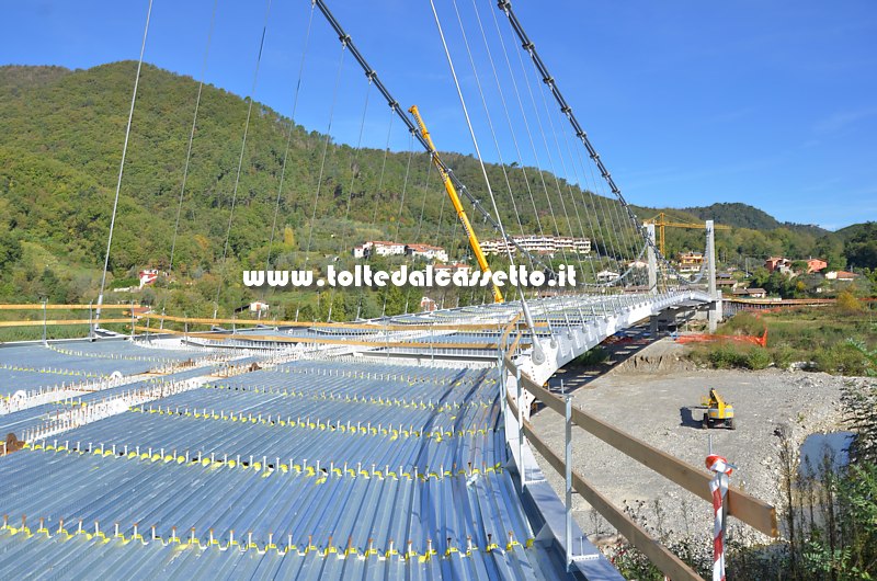 PONTE di STADANO (29 ottobre 2016) - Lo scheletro in acciaio del piano stradale visto dalla sponda sinistra del Magra