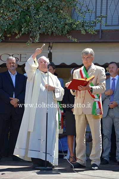 SERRICCIOLO di AULLA - Il parroco locale Don Giovanni Pasquelli benedice il nuovo ponte stradale sull'Aulella prima del rituale taglio del nastro