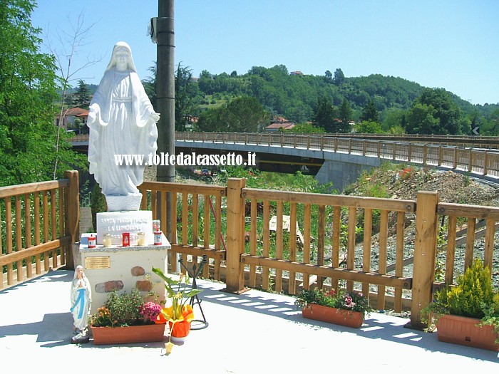SERRICCIOLO di AULLA - Statua della Madonna posta a protezione del ponte stradale sull'Aulella. L'opera dello scultore Paolo Torri  stata inaugurata il 10 novembre 2013