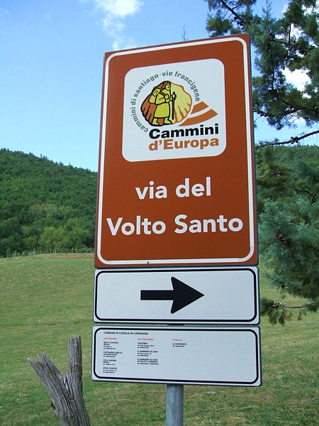 CASOLA IN LUNIGIANA - Segnaletica dei "Cammini d'Europa" - Via del Volto Santo, posta nei pressi della Pieve di San Pietro in localit Offiano