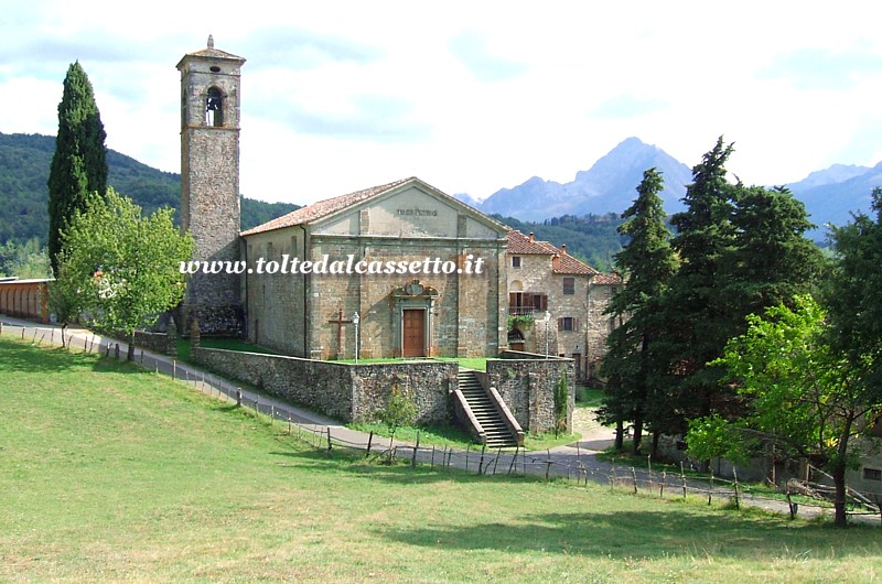 OFFIANO (frazione di Casola) - La Pieve di San Pietro  posta nel mezzo di un altopiano costituito da pascolo, filari di viti e campi coltivati. Sullo sfondo le vette pi alte delle Alpi Apuane