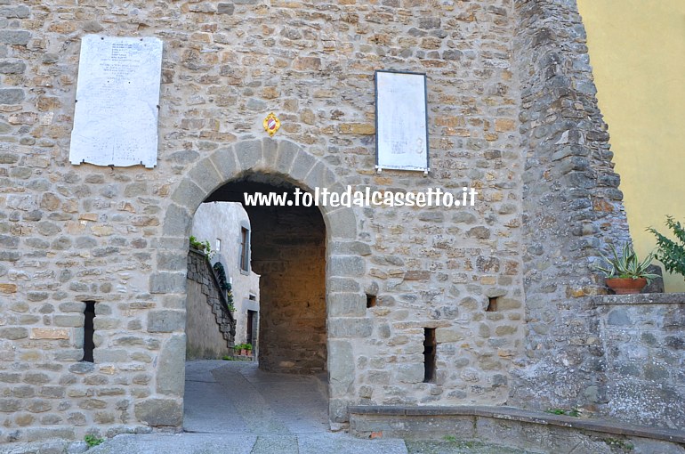 PANICALE di LICCIANA NARDI - Lapidi sbiadite dal tempo sul muraglione dove si trova la medievale porta di accesso al borgo