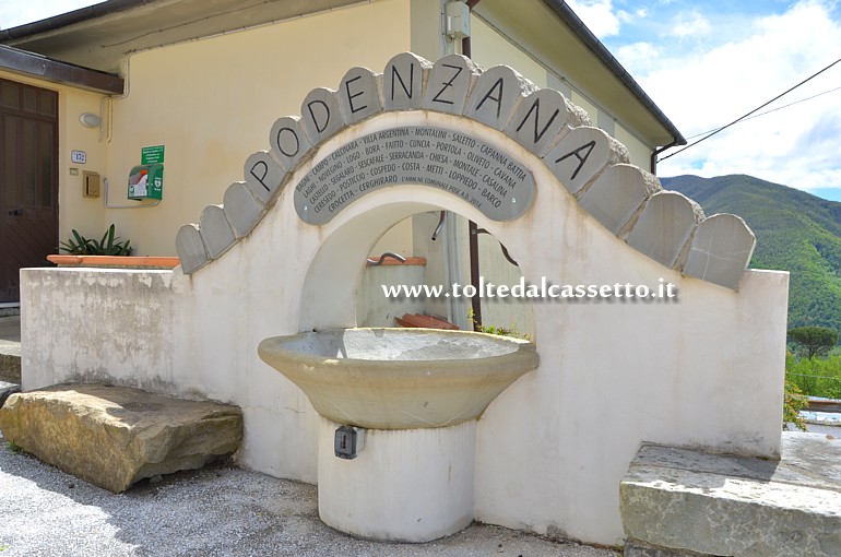 PODENZANA (Piazza Don Bartolino Bertacchini) - Fontana artistica con i nomi di tutte le frazioni comunali