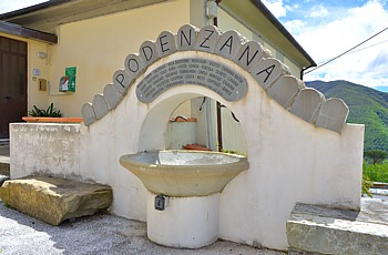 PODENZANA - Fontana artistica con i nomi delle frazioni