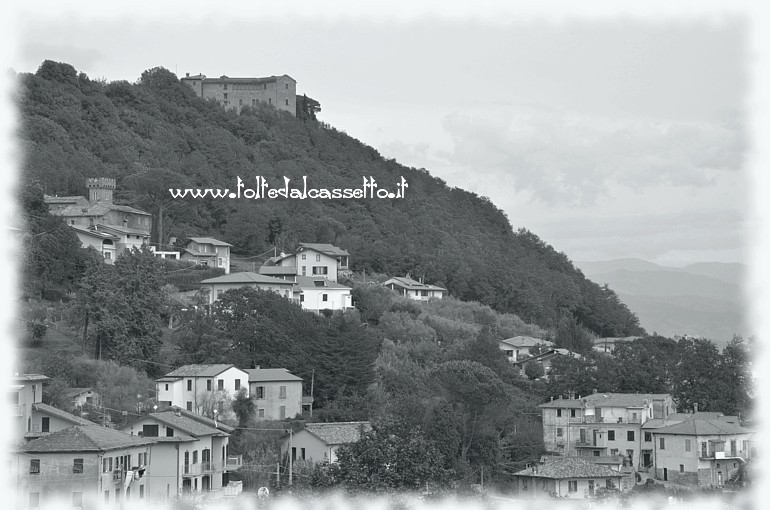 PODENZANA - Il Castello Malaspina si erge sulle abitazioni della frazione Montale