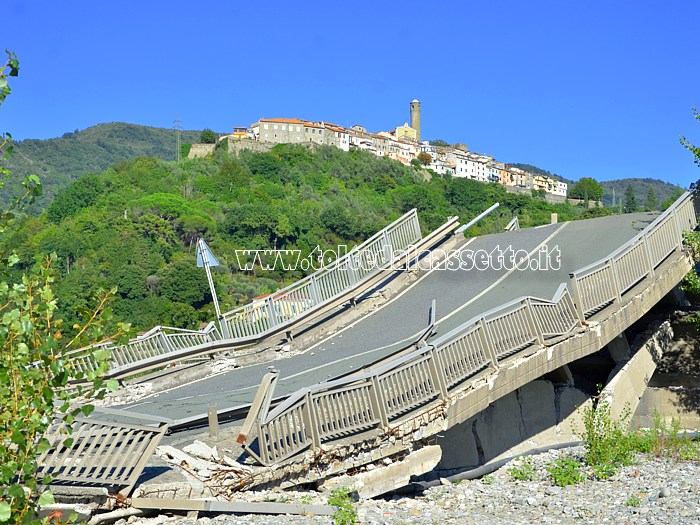 ALBIANO MAGRA - Campata crollata con sfondo il borgo di Caprigliola