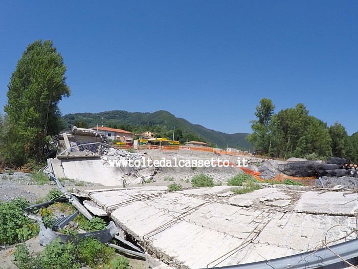 ALBIANO MAGRA - Lavori per la demolizione del piano stradale collassato