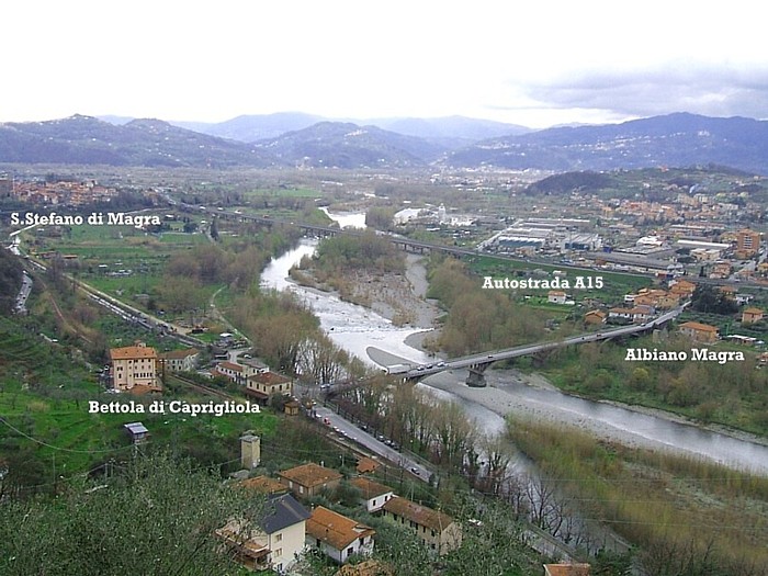 CAPRIGLIOLA - Il fondovalle col vecchio ponte sul Magra prima del crollo