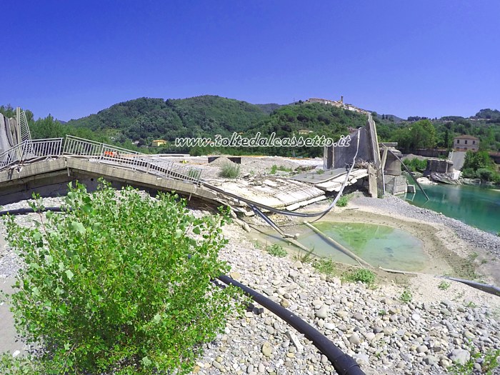 ALBIANO MAGRA - Le macerie della struttura viste dalla riva destra del Magra