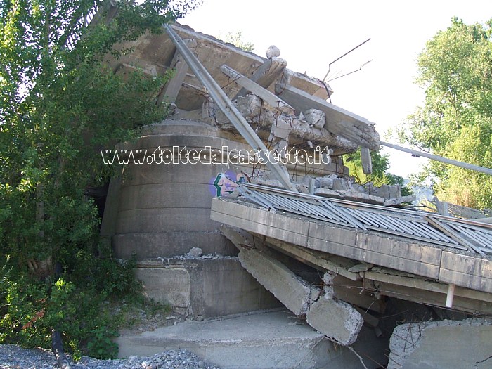 ALBIANO MAGRA - Macerie attorno al primo pilone sulla riva destra del fiume