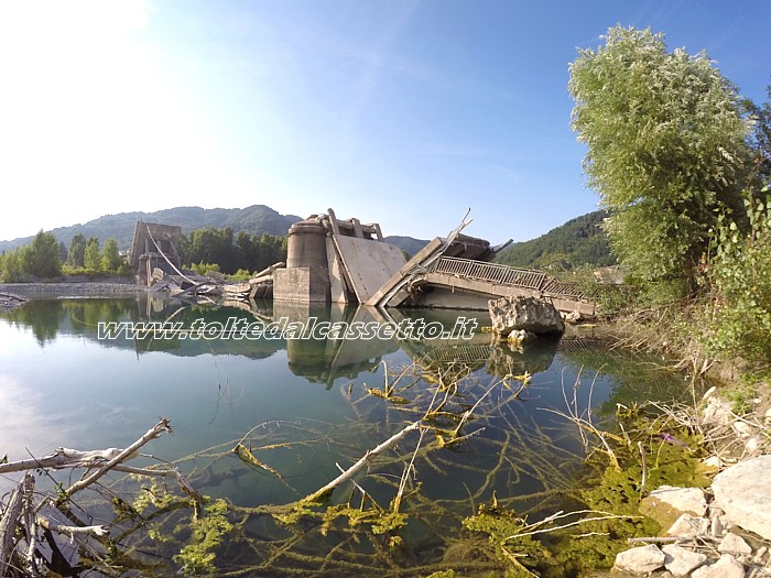 CAPRIGLIOLA - Macerie del ponte sul Magra dopo il crollo della struttura