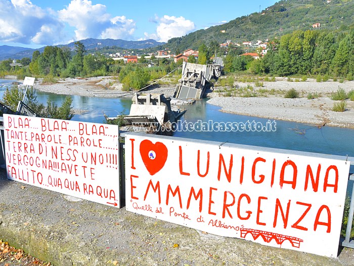 CAPRIGLIOLA - Cartelloni dei residenti in zona si stagliano sui resti del ponte crollato