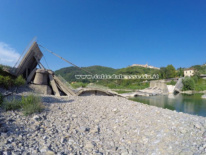 ALBIANO MAGRA - Resti del ponte visti dal letto del fiume Magra