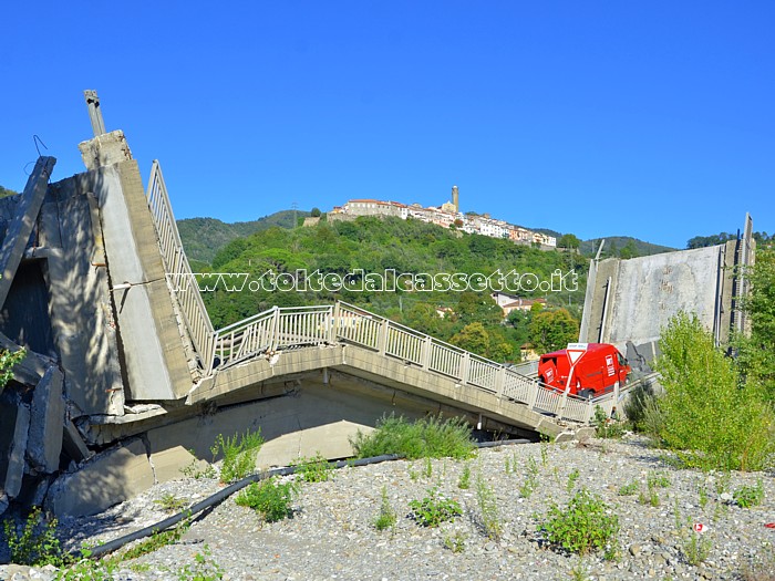 CAPRIGLIOLA - Veicolo del Corriere Espresso BRT sul ponte crollato
