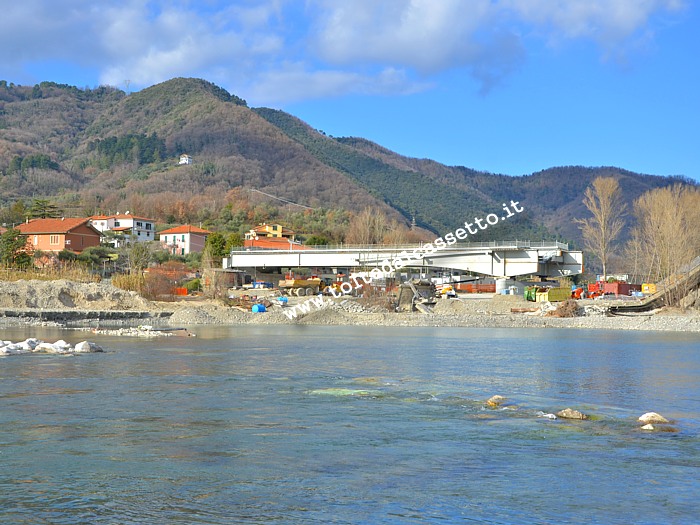 ALBIANO MAGRA - La seconda campata vista dal letto del fiume