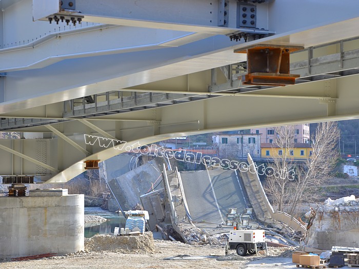 ALBIANO MAGRA - Le macerie del vecchio ponte e una campata di quello nuovo