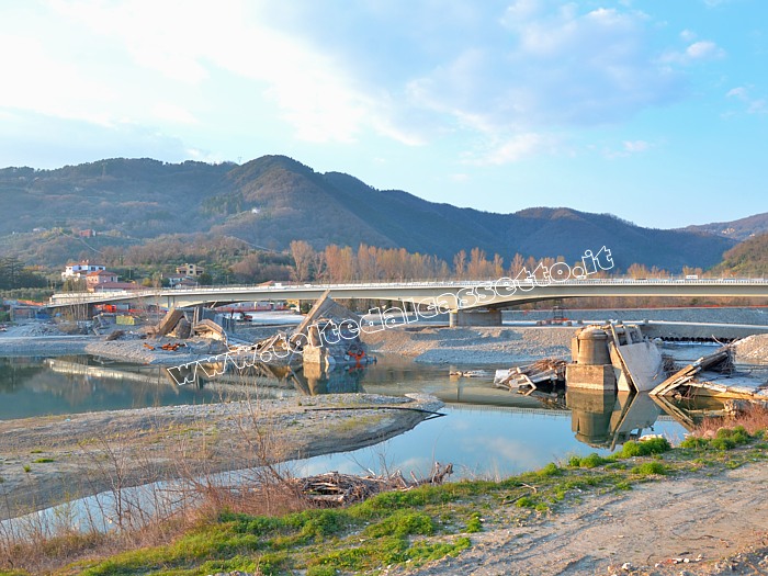 CAPRIGLIOLA - La nuova struttura del ponte e quella vecchia