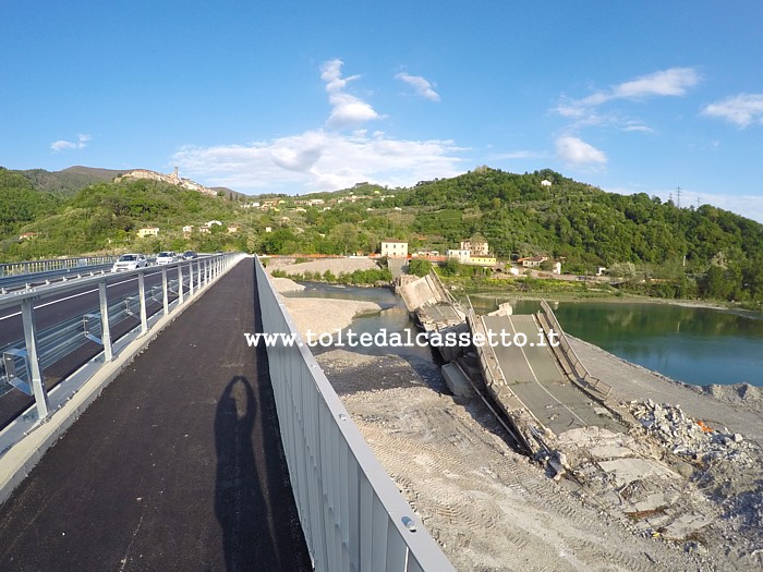 ALBIANO MAGRA - Vista complessiva del nuovo e del vecchio ponte sul Magra prima che venga smantellato