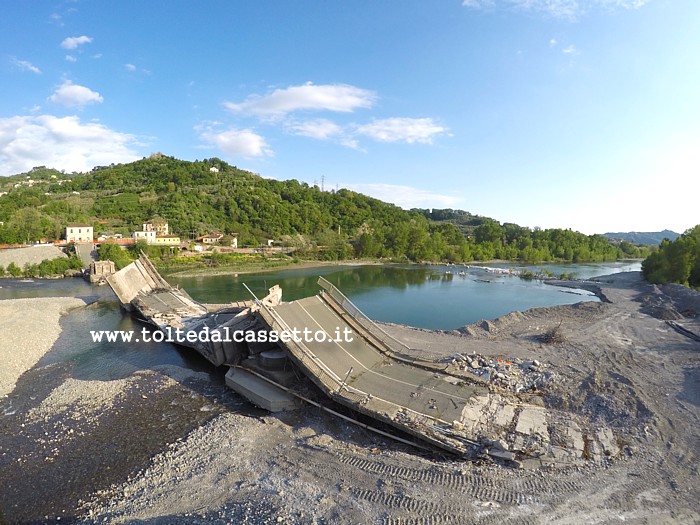 ALBIANO MAGRA - Le macerie del ponte crollato in una visione dall'alto