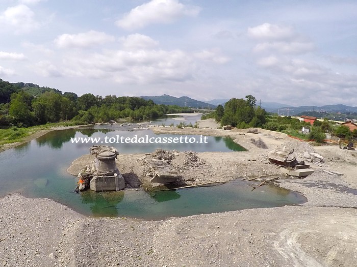 ALBIANO - Vista delle ultime due pile ancora da rimuovere