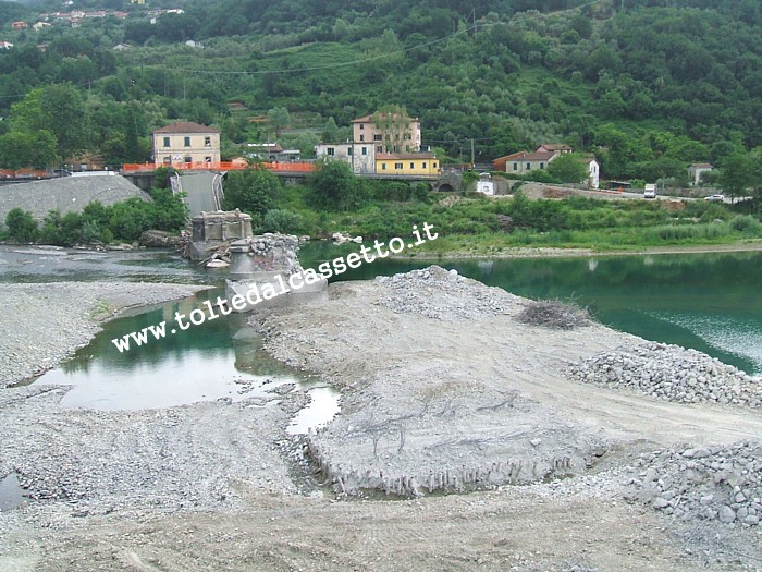 ALBIANO MAGRA - Rimozione di una delle due pile centrali del ponte sul Magra crollato