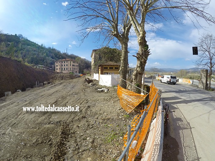 BETTOLA DI CAPRIGLIOLA - Allestimento della massicciata dietro la ex stazione ferroviaria