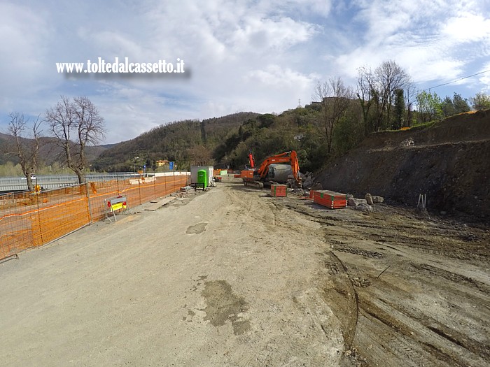 BETTOLA DI CAPRIGLIOLA - Allestimento della massicciata presso la rotatoria del ponte