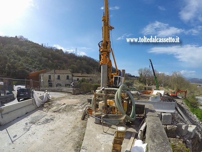 BETTOLA DI CAPRIGLIOLA - Cantiere per l'allestimento del bypass stradale temporaneo